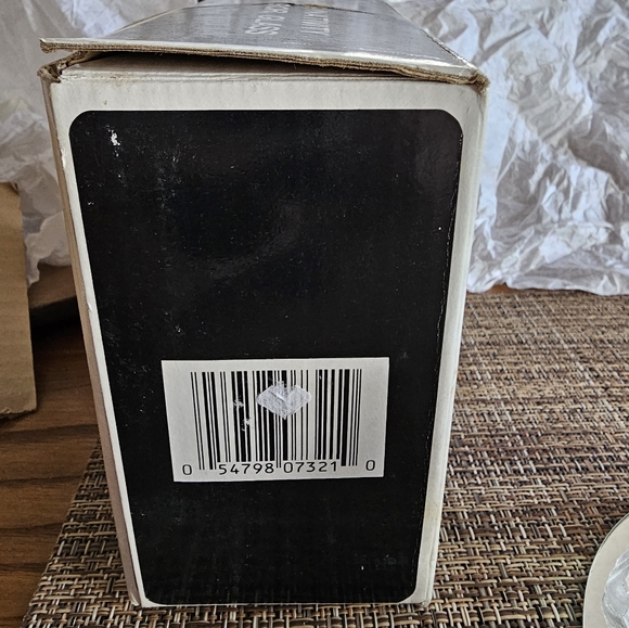 Vintage 7 Piece Glass Nativity with Mirror in Original Box - Picture 3 of 6